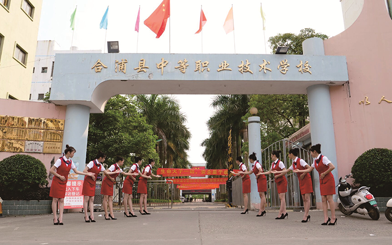 校园大门.jpg