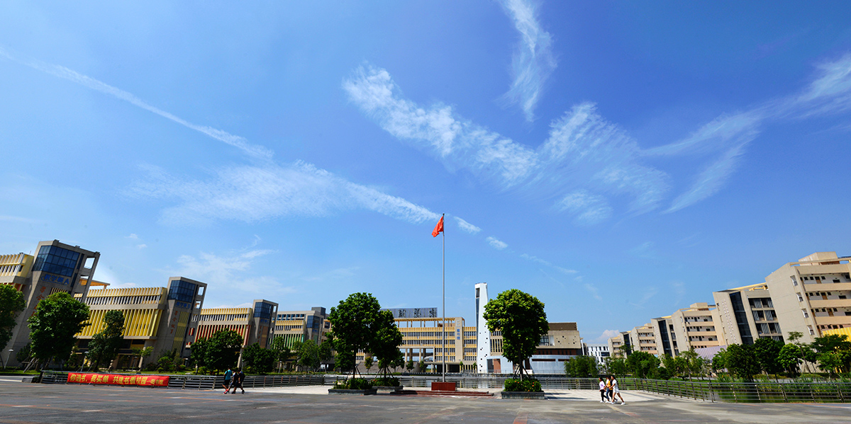 东莞理工学校风光 ——升旗广场2.jpg