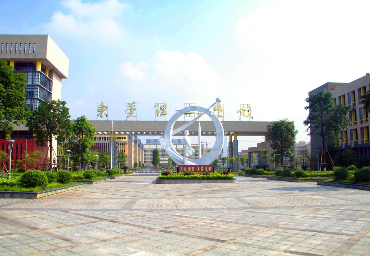 学校情况1：校门.jpg